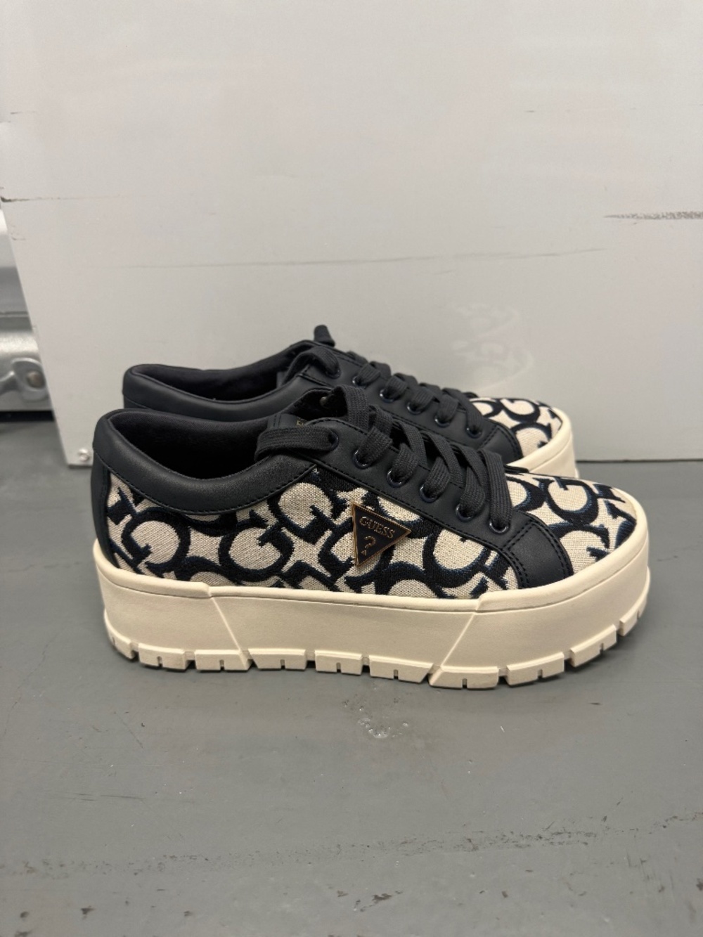 GUESS Women's Blue White Logo Platform Sneakers Size 8.5
